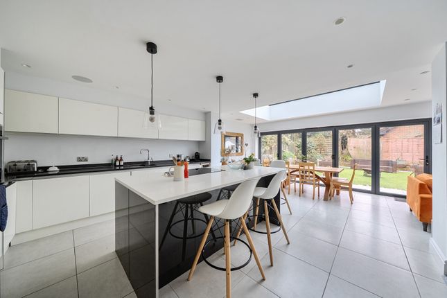 2, Parnell Gardens, Weybridge photo 4