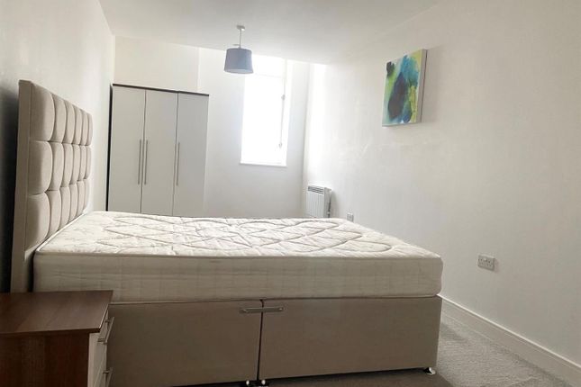 Flat to rent in The Strand, Liverpool
