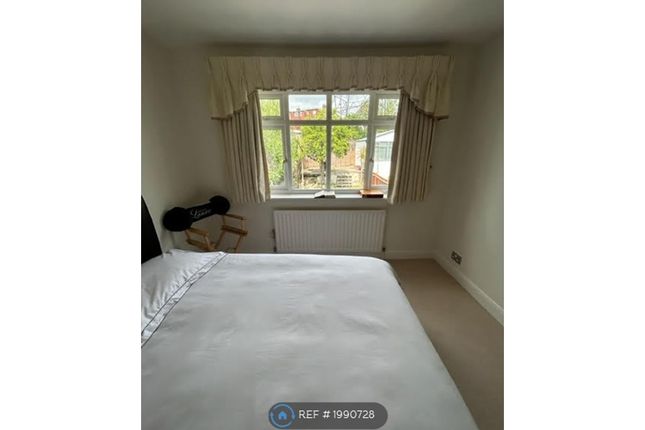 Room to rent in Garth Road, Morden
