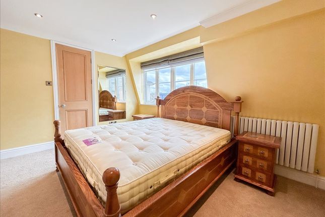 Flat for sale in Holland Park Avenue, London