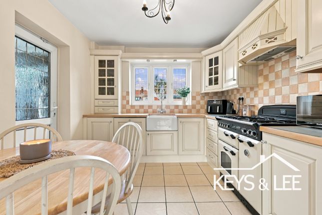 45, Fontayne Avenue, Romford photo 4