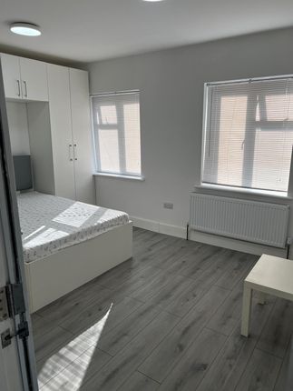 Nursery Way, Staines photo 4