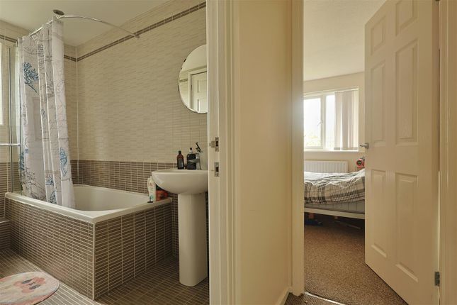 27, Stuart Court, Newcastle upon Tyne photo 5