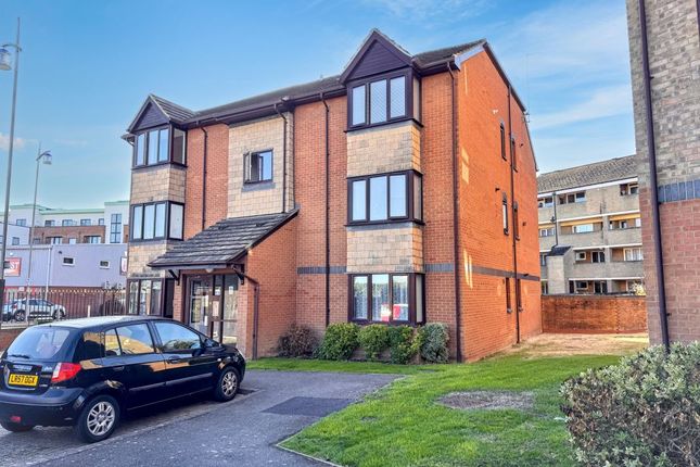 Studio flat on Flat 28 St. Matthews Court, King Street, Gosport, Hampshire, PO12 1AN, £40,000