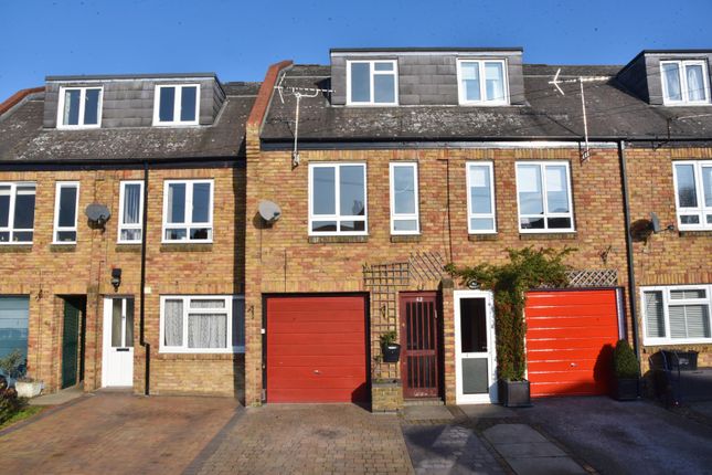 Town house to rent in Colne Road, Twickenham