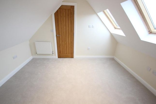 Town house to rent in Whitemore Road, Guildford