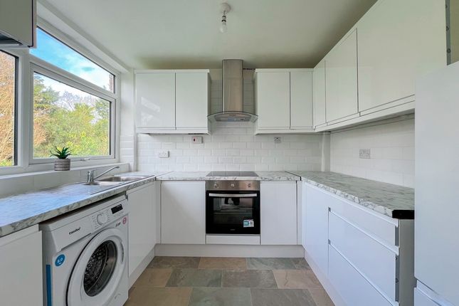 Trafalgar Drive, Walton-on-Thames photo 2
