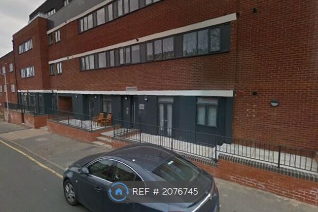 Flat to rent in Napier House, Luton
