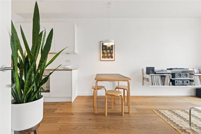 Flat 24, 21, Rosina Street, London photo 2
