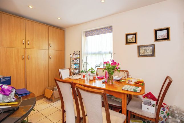 42, Lake View, Calne photo 3