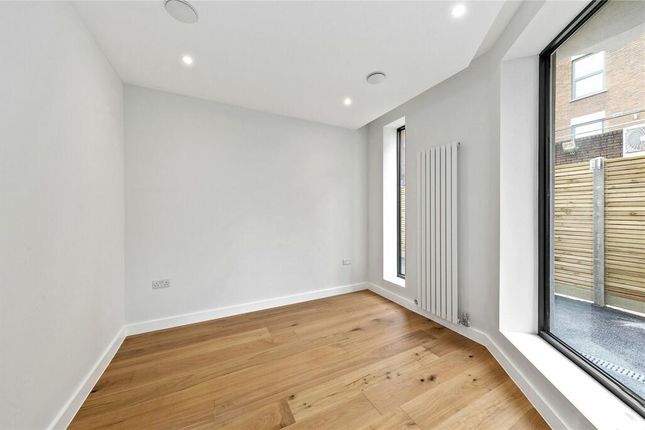 Town house to rent in Waterloo Place, Richmond