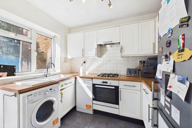 13, Beech Grove, Addlestone photo 4