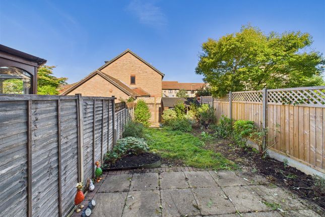 5, Stonebanks, Walton-On-Thames photo 4