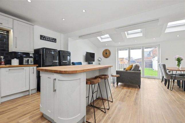 14, Taylor Grove, Leeds photo 2