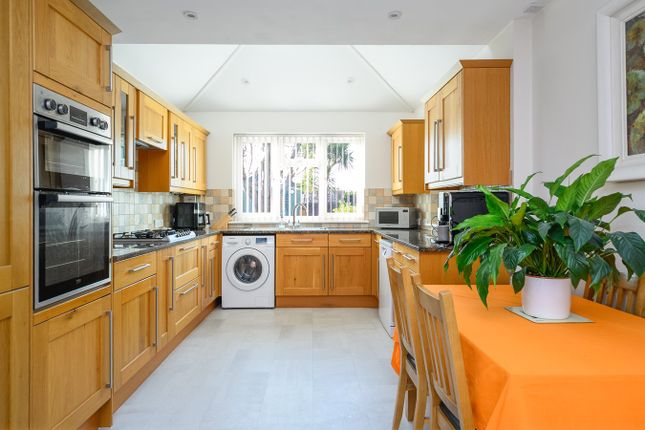 4a, Florence Close, WALTON-ON-THAMES photo 2