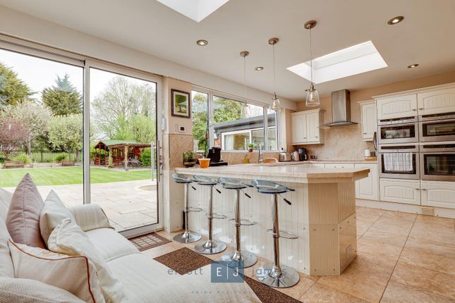 15, Lee Grove, Chigwell photo 3