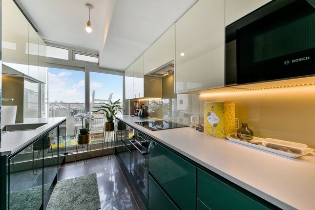 Flat to rent in Notting Hill Gate, London