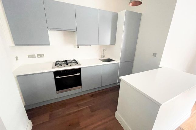 Flat to rent in Grenville Place, Mill Hill