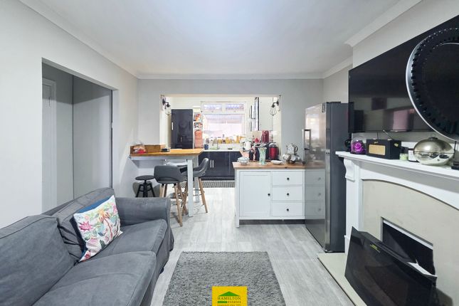122, Crest Road, London photo 2