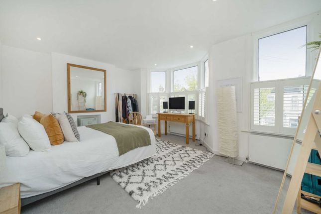 Property for sale in Buchanan Gardens, London