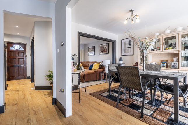 297 Snakes Lane East, Woodford Green, Greater London photo 2