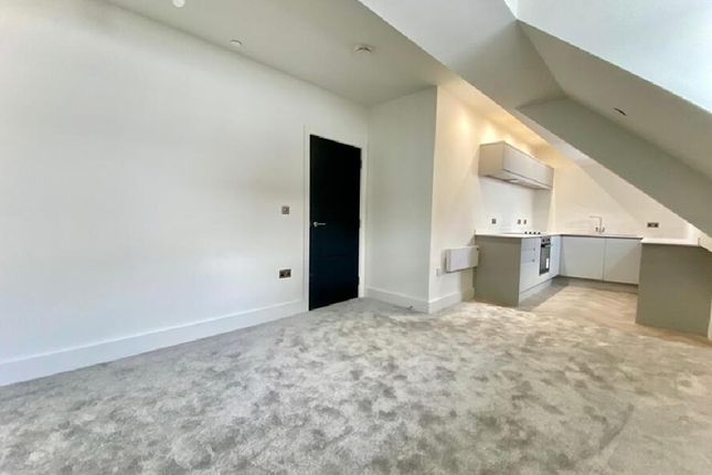 Flat C, 9, High Street, Pontypridd photo 3