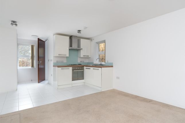 Flat 8, Blacksmiths Court,, 567 Bath Road, West Drayton photo 3