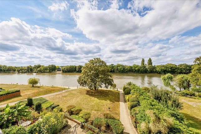 End terrace house for sale in Chiswick Quay, Hartington Road, London W4