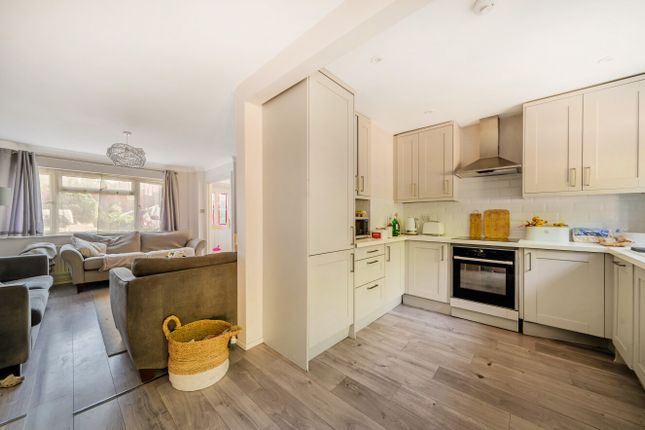 28, Busdens Way, Surrey photo 3