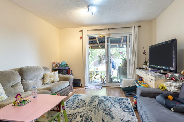 25, Pearce Close, Mitcham photo 2