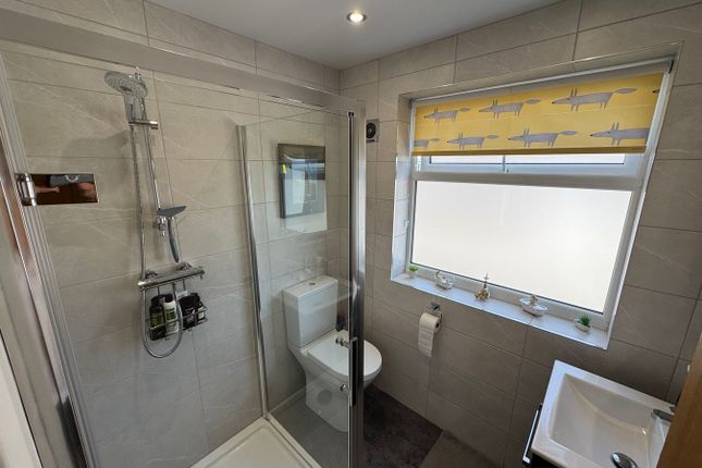 19, Lynton Lea, Manchester photo 2