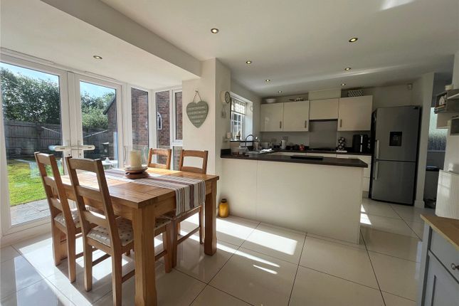32, Cowley Meadow Way, CRICK photo 2