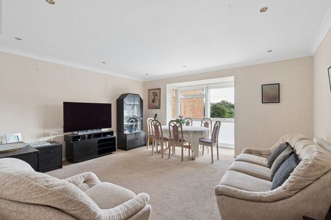 24 Heath Lodge High Road, Bushey Heath photo 3