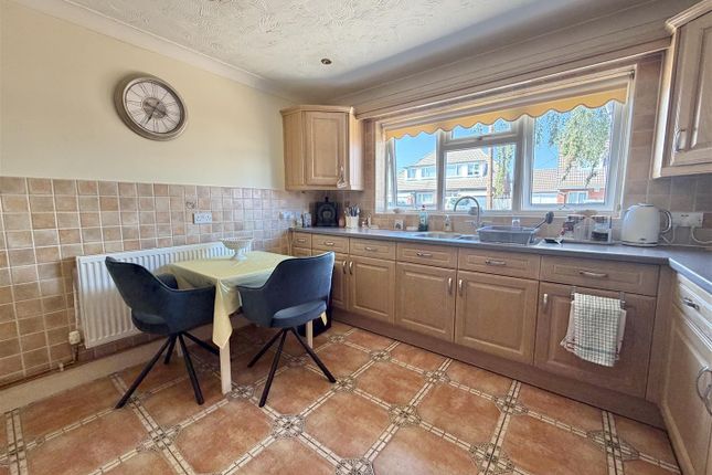 27, Bockings Grove, Clacton-On-Sea photo 2