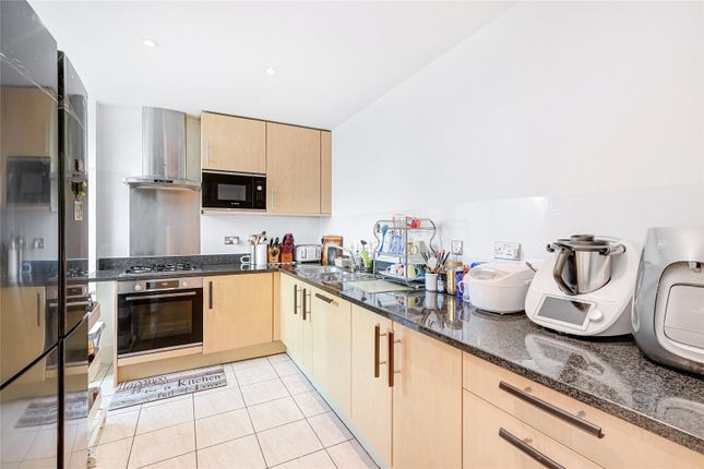 Flat to rent in Victoria Street, London