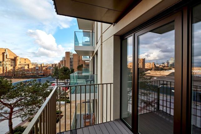 Flat for sale in Admiralty House, London Dock, London