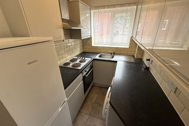 39, Vicarage Close, Northolt Village photo 3