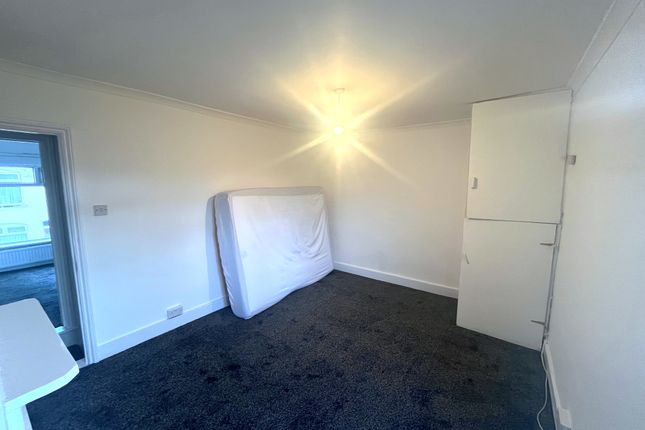 Terraced house to rent in Ashton Road, Luton