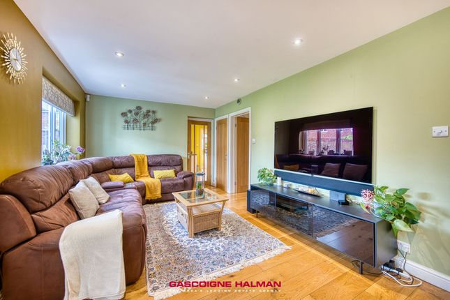15 Lyncombe Close, Cheadle photo 2