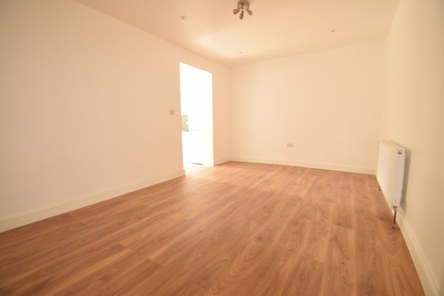 34, Whitford Gardens, Mitcham photo 2