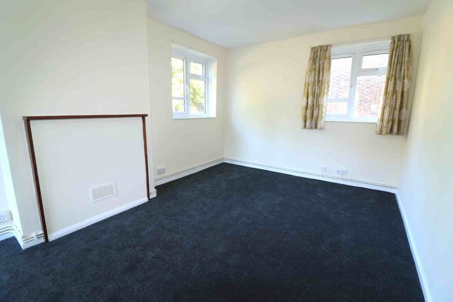 Flat to rent in Sheenewood, London