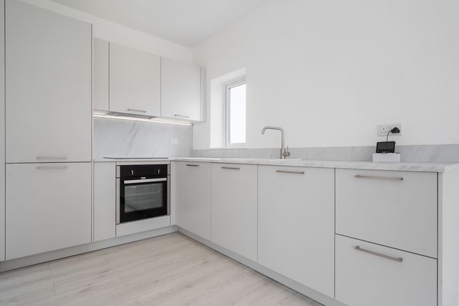 42 Cross Keys Close, Edmonton photo 3