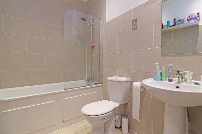 Flat for sale in Nutfield Road, Redhill