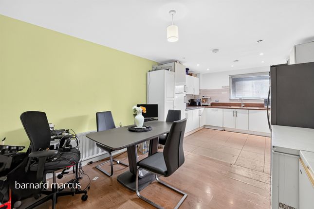 Talbot Close, Mitcham photo 4