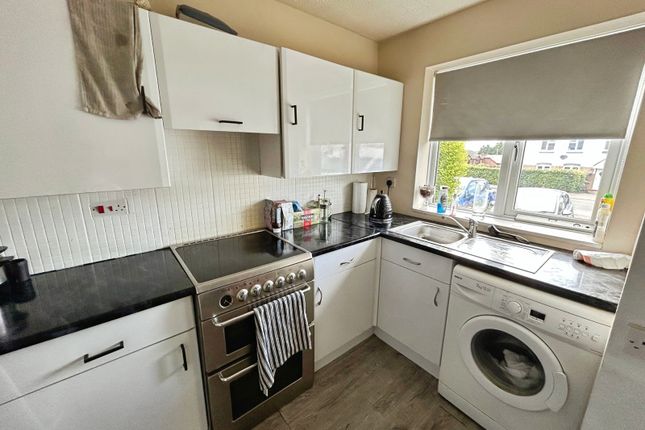 28, Wye Dale, Swadlincote photo 3
