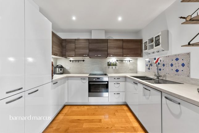 Flat 4, 888, High Road, London photo 2