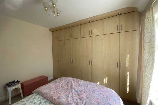 Manton Avenue, Hanwell photo 2