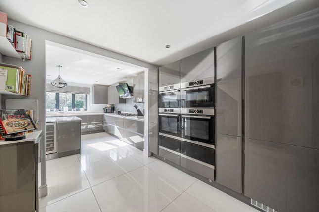 3, Copper Beech Close, Surrey photo 5