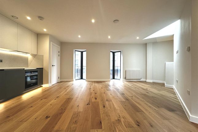 Town house to rent in Waterloo Place, Richmond