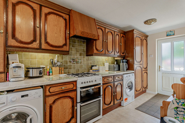 5, Colyers Avenue, Corby photo 4